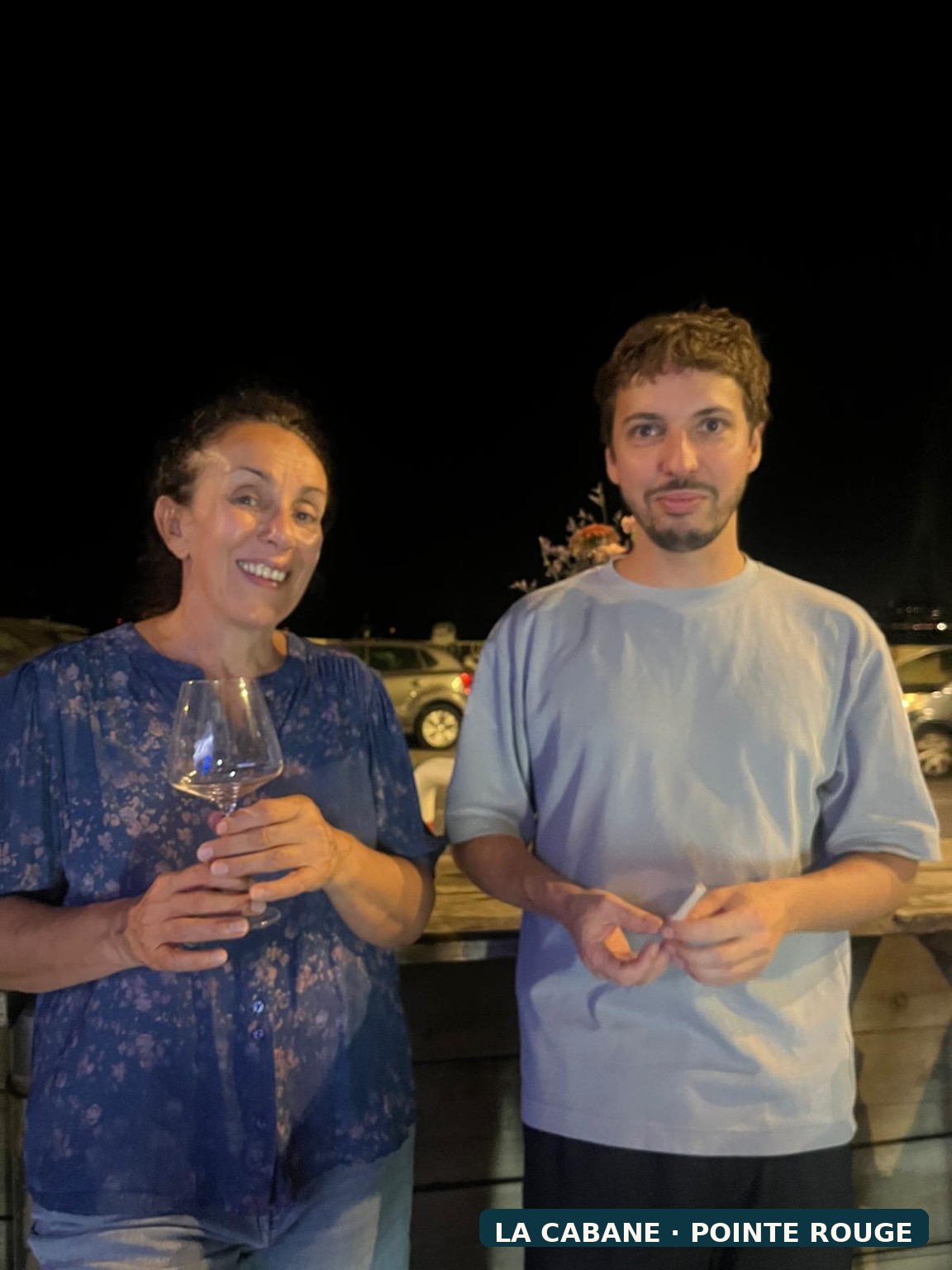 Deux invités avec un verre de vin