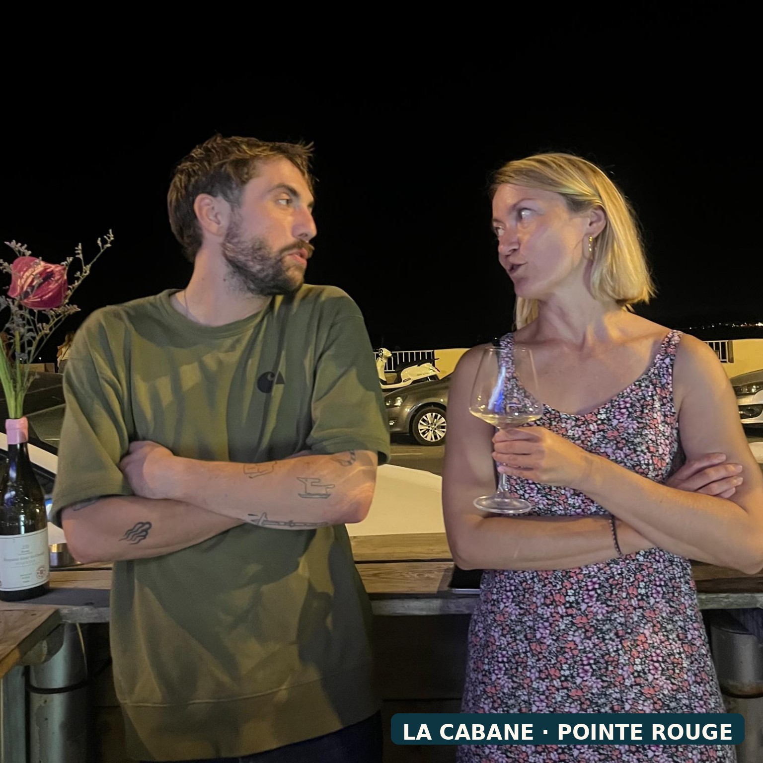 Invités discutant autour d'un verre