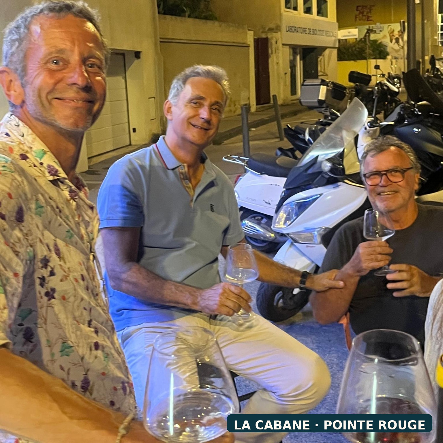 Invités lors d'une soirée à La Cabane